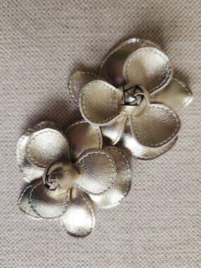 Maguire Pale Gold Leather Flower Shoe Clips (PAIR) - OS